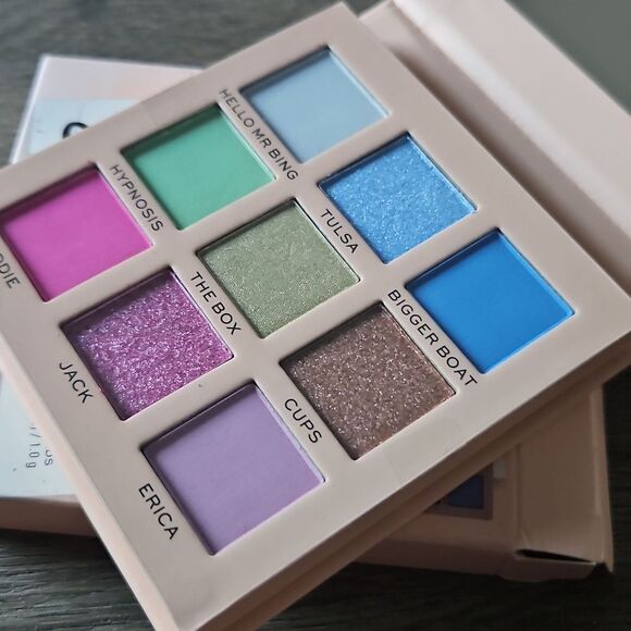 Revolution X Friends Chandler Eyeshadow Palette NEW IN BOX - Picture 2 of 10